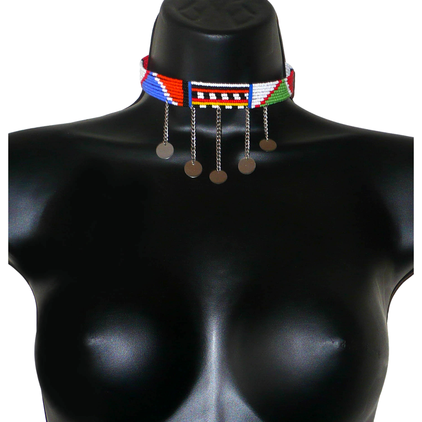 Collier ras de cou africain Massai à motifs ethniques traditionnels composé de huit rangées de perles de rocaille multicolores et décoré de chaînettes ornées de disques métalliques.