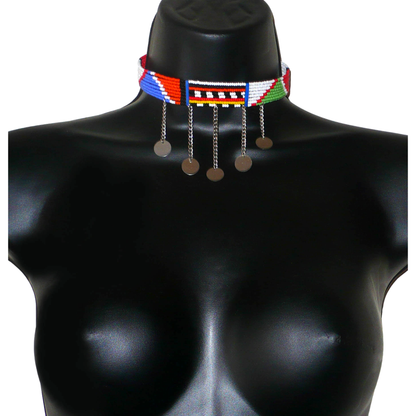 Collier ras de cou africain Massai à motifs ethniques traditionnels composé de huit rangées de perles de rocaille multicolores et décoré de chaînettes ornées de disques métalliques.