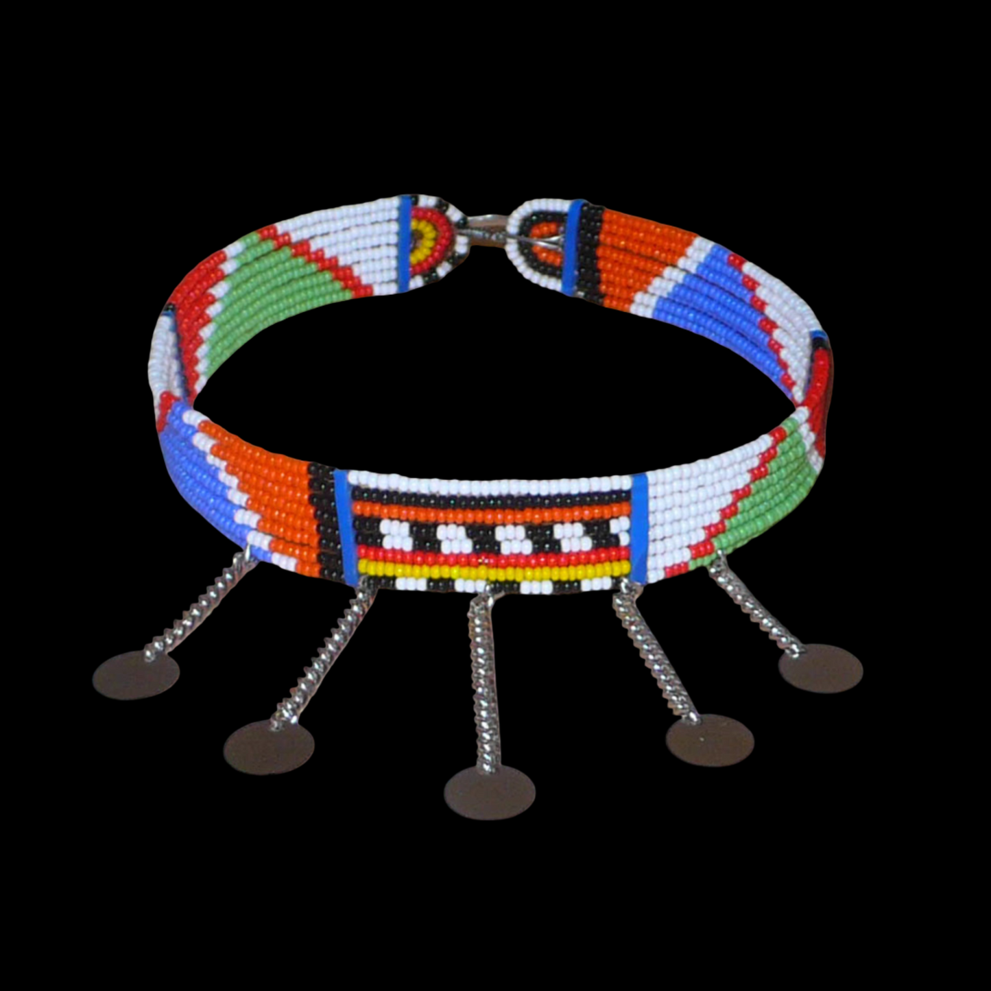 Collier ras de cou africain Massai à motifs ethniques traditionnels composé de huit rangées de perles de rocaille multicolores et décoré de chaînettes ornées de disques métalliques.