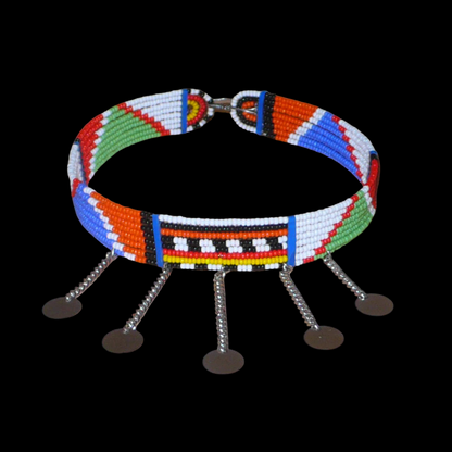Collier ras de cou africain Massai à motifs ethniques traditionnels composé de huit rangées de perles de rocaille multicolores et décoré de chaînettes ornées de disques métalliques.