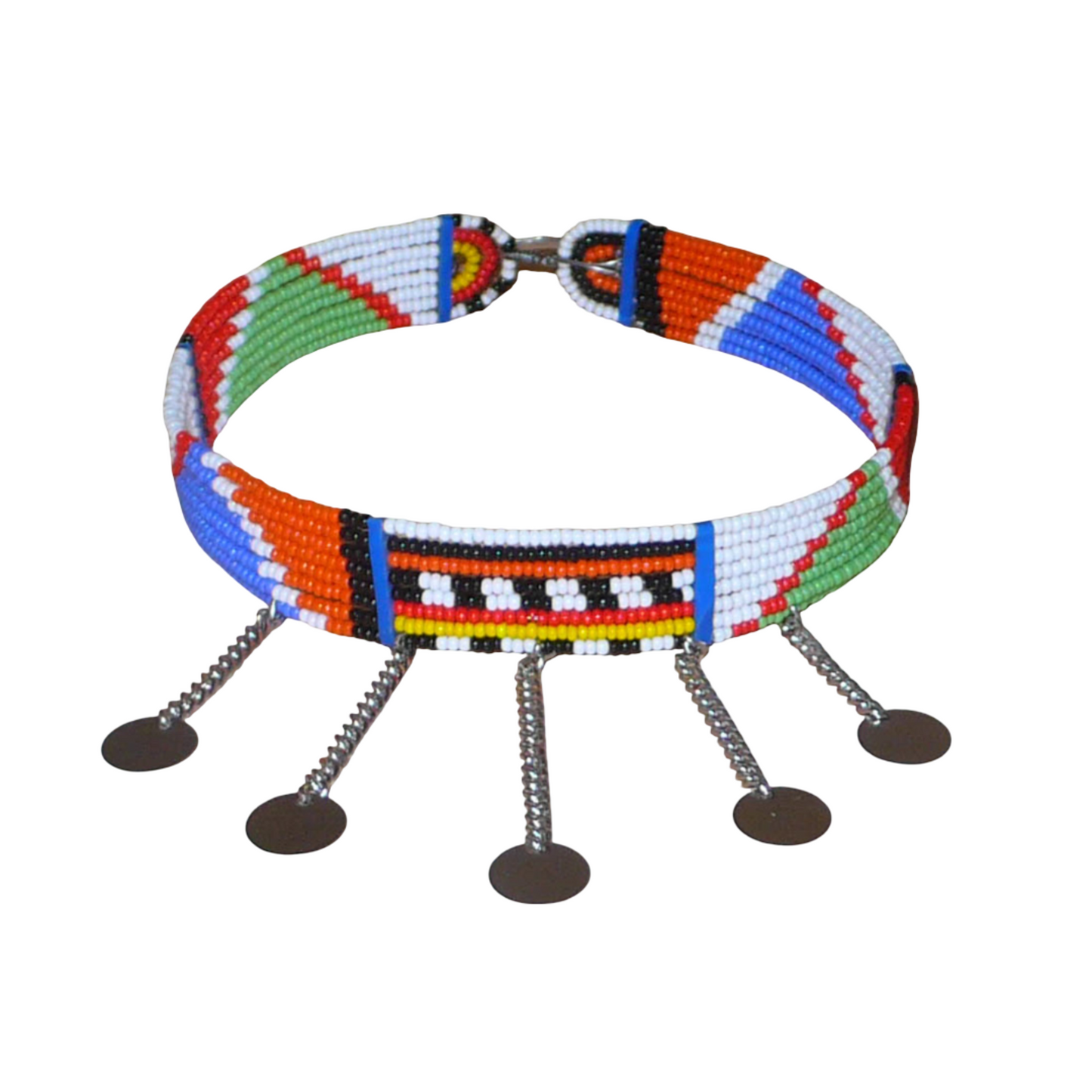 Collier ras de cou africain Massai à motifs ethniques traditionnels composé de huit rangées de perles de rocaille multicolores et décoré de chaînettes ornées de disques métalliques.