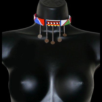 Collier ras de cou africain Massai à motifs ethniques traditionnels composé de huit rangées de perles de rocaille multicolores et décoré de chaînettes ornées de disques métalliques.