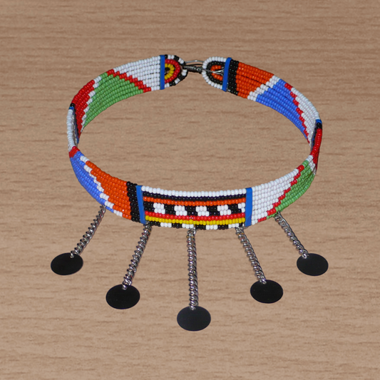 Collier ras de cou africain Massai à motifs ethniques traditionnels composé de huit rangées de perles de rocaille multicolores et décoré de chaînettes ornées de disques métalliques.