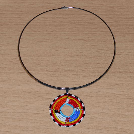Bijou africain ethnique composé d'un collier ras de cou en laiton orné d'un petit médaillon Massai fait de perles de rocaille multicolores.