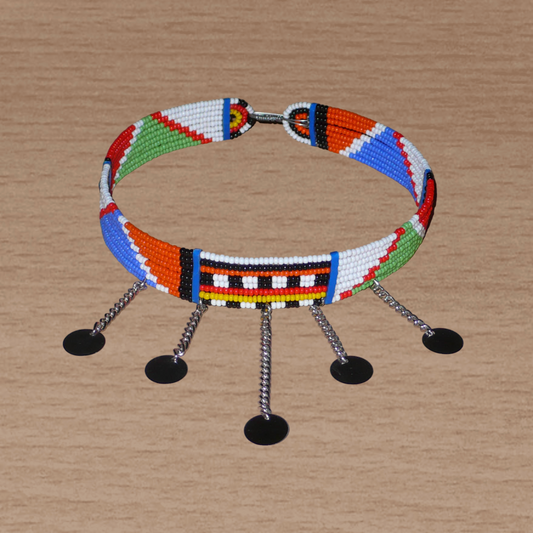 Collier africain Massai à motifs ethniques traditionnels composé de huit rangées de perles de rocaille multicolores et décoré de chaînettes ornées de disques métalliques.