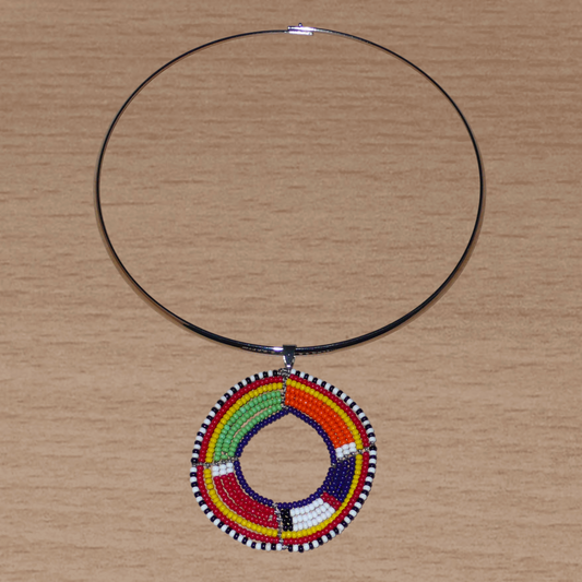 Bijou africain composé d'un collier ras de cou en laiton rehaussé d'un pendentif Massai rond fait de perles de rocaille multicolores.