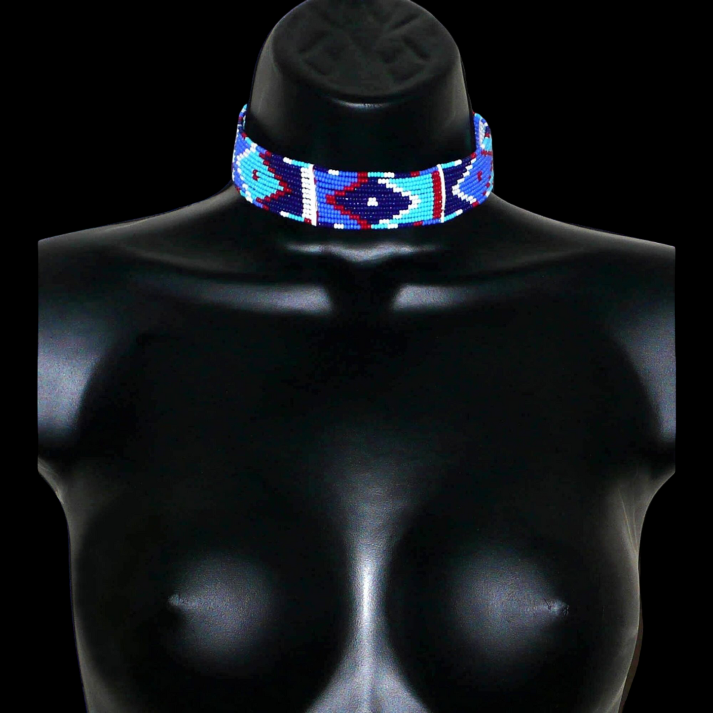 Collier ras de cou africain à motifs ethniques Massai composé de douze rangées de perles de rocaille principalement bleues rouges et blanches ; il se ferme avec un crochet.