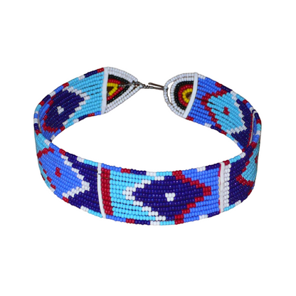 Collier ras de cou africain à motifs ethniques Massai composé de douze rangées de perles de rocaille principalement bleues rouges et blanches ; il se ferme avec un crochet.