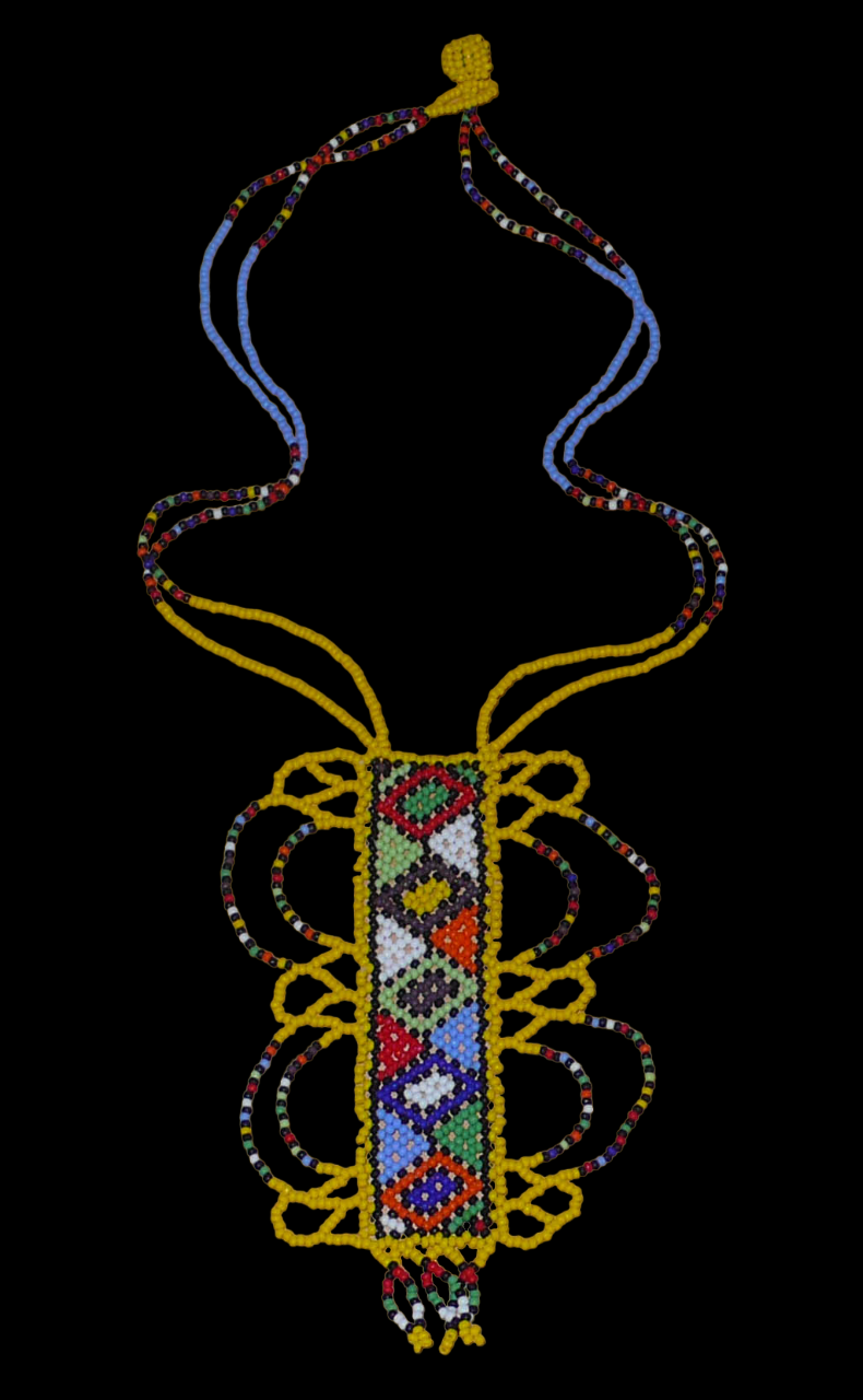 Collier exotique composé de perles de rocaille jaunes, doté d'un long et large pendentif fantaisie décoré de motifs sud-africains multicolores. Le collier mesure 33 cm en partant de la nuque jusqu'à la base du pendentif qui lui mesure 12 cm de long et 8 cm de large.
