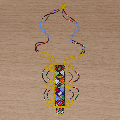 Collier sud-africain jaune orné d'un long pendentif fantaisie décoré de motifs ethniques zoulous multicolores ; il se compose de perles de rocaille et s'attache avec un fermoir à boule.