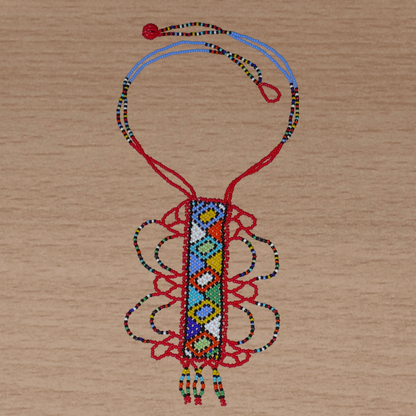 Collier sud-africain zoulou rouge et multicolore agrémenté d'un long et large pendentif fantaisie à motifs ethniques traditionnels. Il se compose de perles de rocaille et s'attache avec un fermoir à boule.