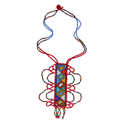 Collier sud-africain zoulou rouge et multicolore agrémenté d'un long et large pendentif fantaisie à motifs ethniques traditionnels. Il se compose de perles de rocaille et s'attache avec un fermoir à boule.
