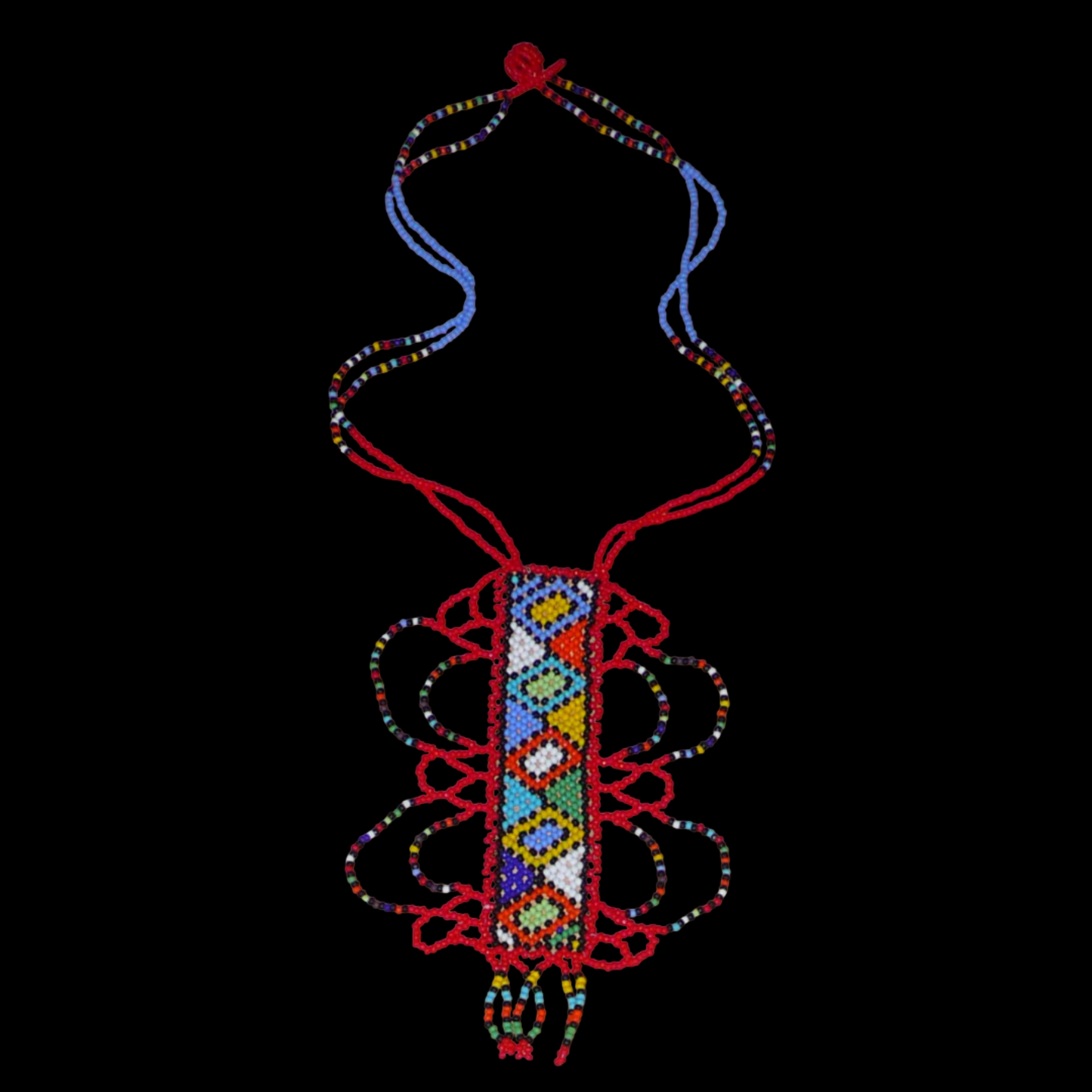 Collier sud-africain zoulou rouge et multicolore agrémenté d'un long et large pendentif fantaisie à motifs ethniques traditionnels. Il se compose de perles de rocaille et s'attache avec un fermoir à boule.