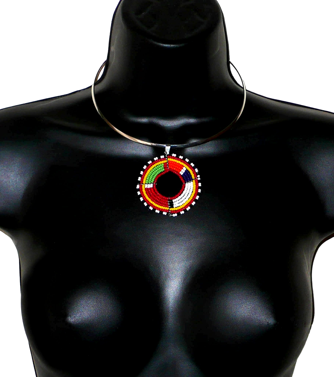 Collier africain composé d'un ras de cou en laiton rehaussé d'un médaillon Massai fait de perles de rocaille rouges et multicolores.