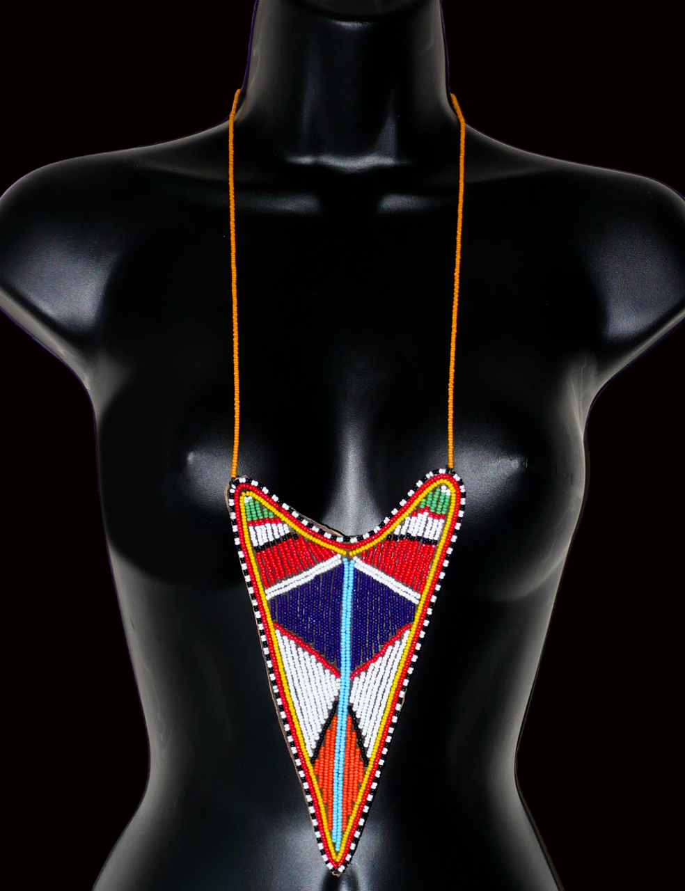 Long collier africain tribal de tradition Massai agrémenté d'un long et large pendentif aux couleurs et motifs ethniques composé d'une broderie de perles de rocaille multicolores.