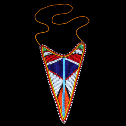Long collier africain tribal de tradition Massai agrémenté d'un long et large pendentif aux couleurs et motifs ethniques composé d'une broderie de perles de rocaille multicolores.