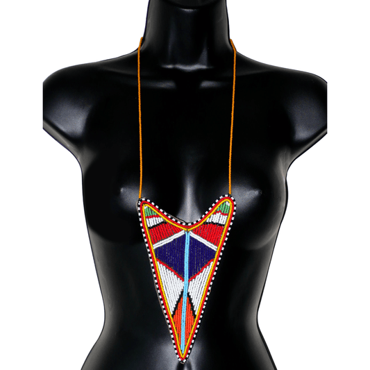Long collier africain tribal de tradition Massai agrémenté d'un long et large pendentif aux couleurs et motifs ethniques composé d'une broderie de perles de rocaille multicolores.