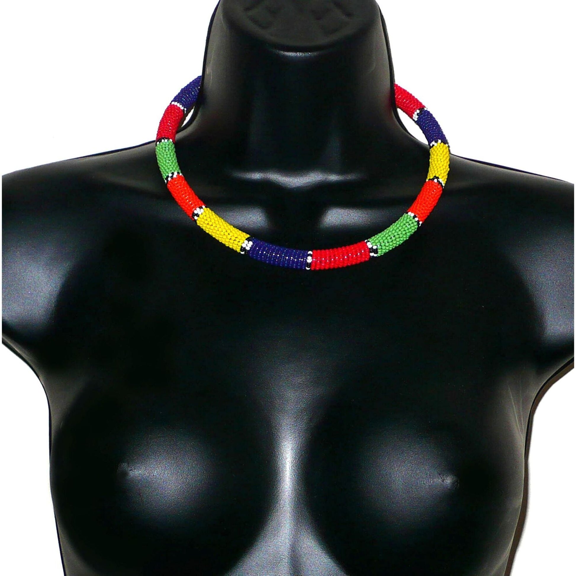 Collier sud-africain tubulaire de tradition zouloue composé de perles de rocaille multicolores.