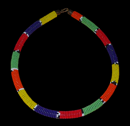 Collier sud-africain tubulaire de tradition zouloue composé de perles de rocaille multicolores.