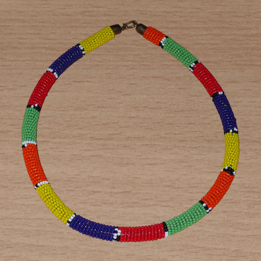 Collier sud-africain tubulaire de tradition zouloue composé de perles de rocaille multicolores.