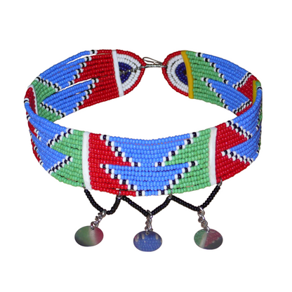 Collier africain ras de cou de tradition Massai composé de douze rangées de perles de rocaille multicolores. Le collier est décoré à sa base d'une frise perlée et se ferme avec un crochet.