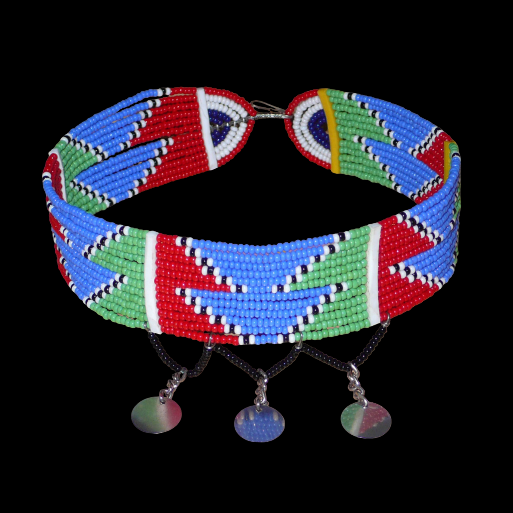 Collier africain ras de cou de tradition Massai composé de douze rangées de perles de rocaille multicolores. Le collier est décoré à sa base d'une frise perlée et se ferme avec un crochet.
