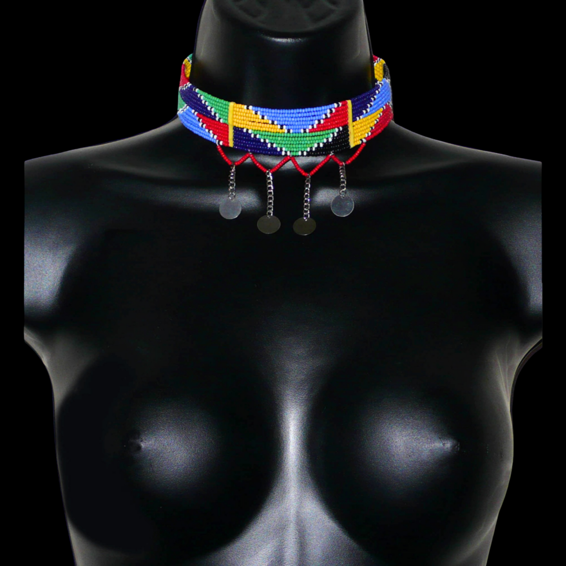 Collier africain Massai composé de douze rangées de perles de rocaille multicolores et prolongé de chaînettes ornées de petits disques métalliques ; il se ferme avec un crochet.