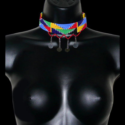 Collier africain Massai composé de douze rangées de perles de rocaille multicolores et prolongé de chaînettes ornées de petits disques métalliques ; il se ferme avec un crochet.