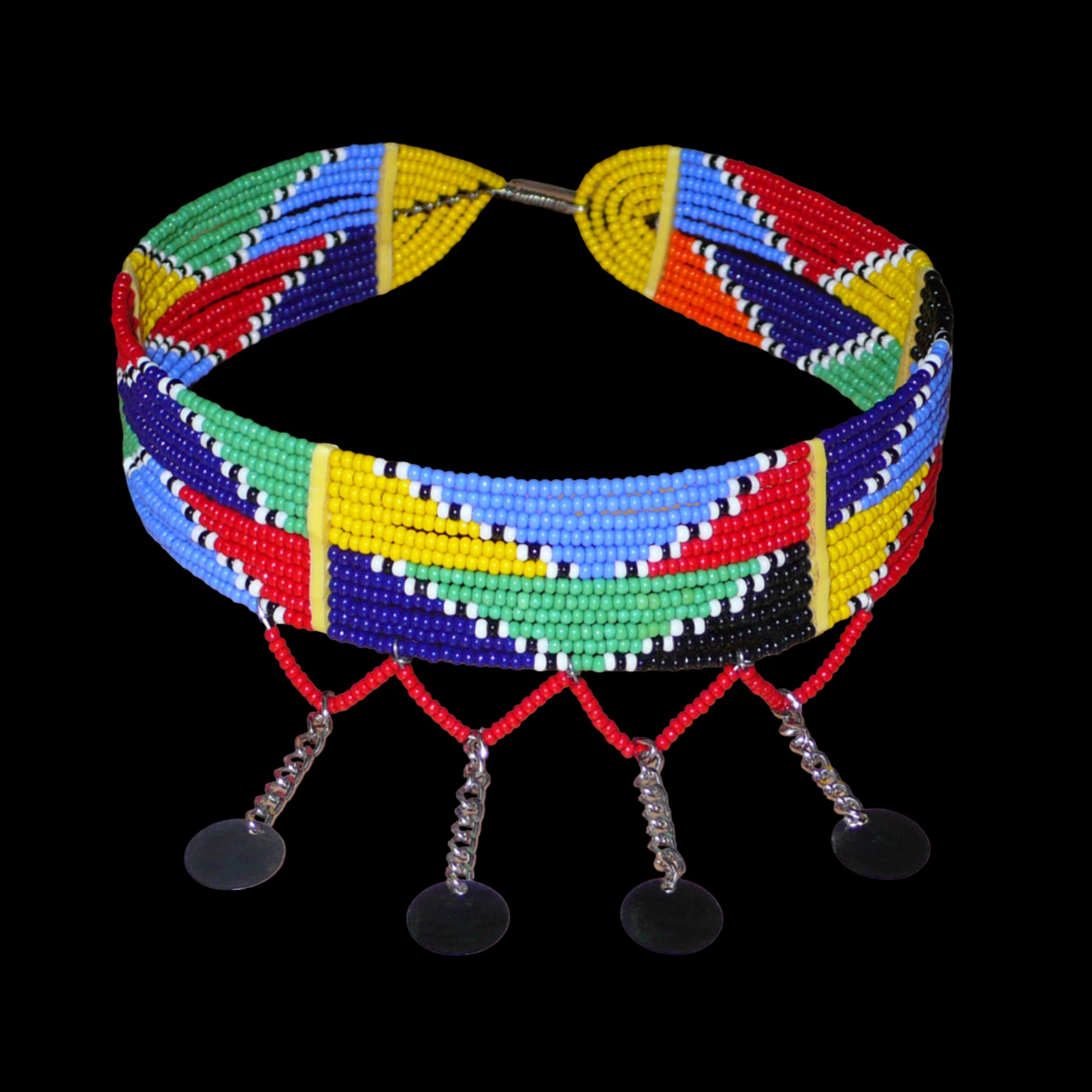 Collier africain Massai composé de douze rangées de perles de rocaille multicolores et prolongé de chaînettes ornées de petits disques métalliques ; il se ferme avec un crochet.
