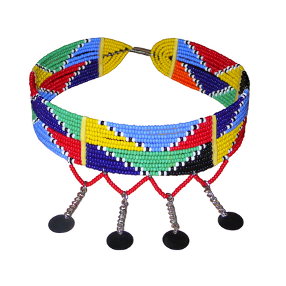 Collier africain Massai composé de douze rangées de perles de rocaille multicolores et prolongé de chaînettes ornées de petits disques métalliques ; il se ferme avec un crochet.