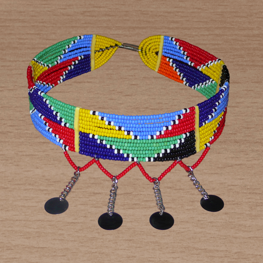 Collier africain Massai composé de douze rangées de perles de rocaille multicolores et prolongé de chaînettes ornées de petits disques métalliques ; il se ferme avec un crochet.