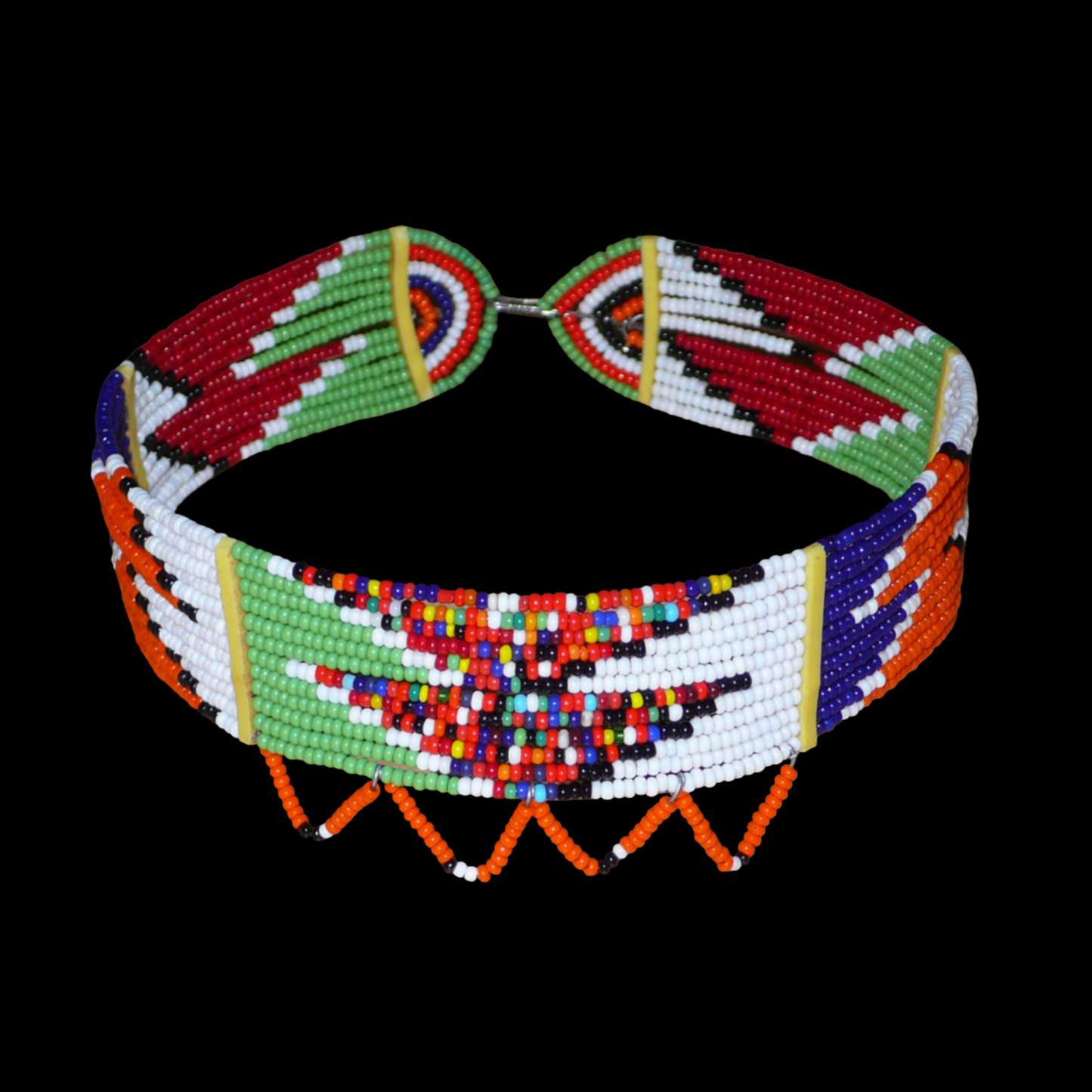 Collier africain ras de cou de tradition Massai composé de douze rangées de perles de rocaille multicolores. Le collier est décoré à sa base d'une frise perlée et se ferme avec un crochet.