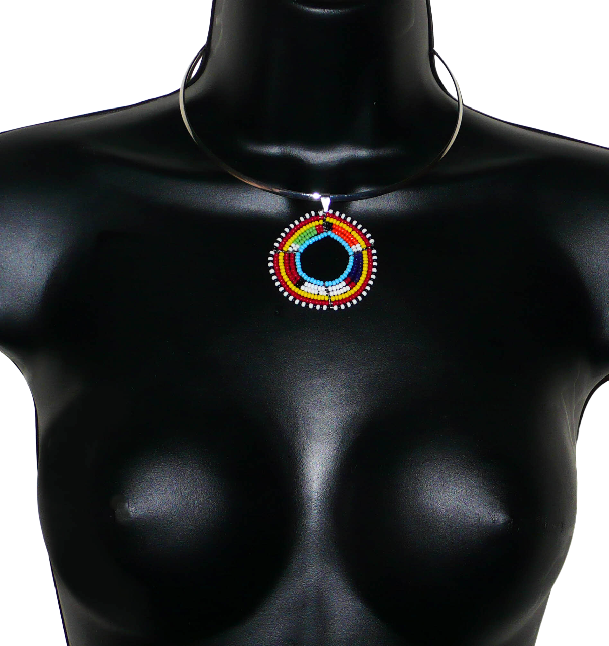 Collier africain ethnique composé d'un ras de cou en laiton agrémenté d'un médaillon traditionnel Massai fait de perles de rocaille multicolores.