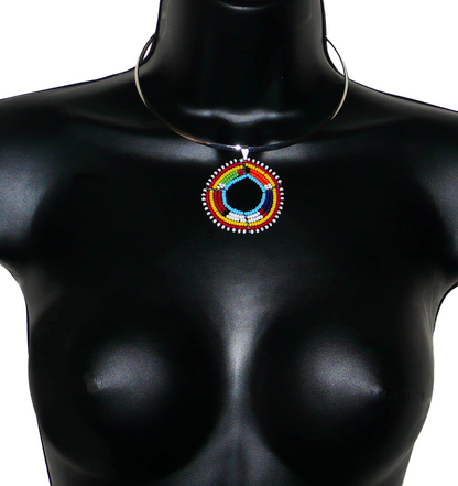 Collier africain ethnique composé d'un ras de cou en laiton agrémenté d'un médaillon traditionnel Massai fait de perles de rocaille multicolores.