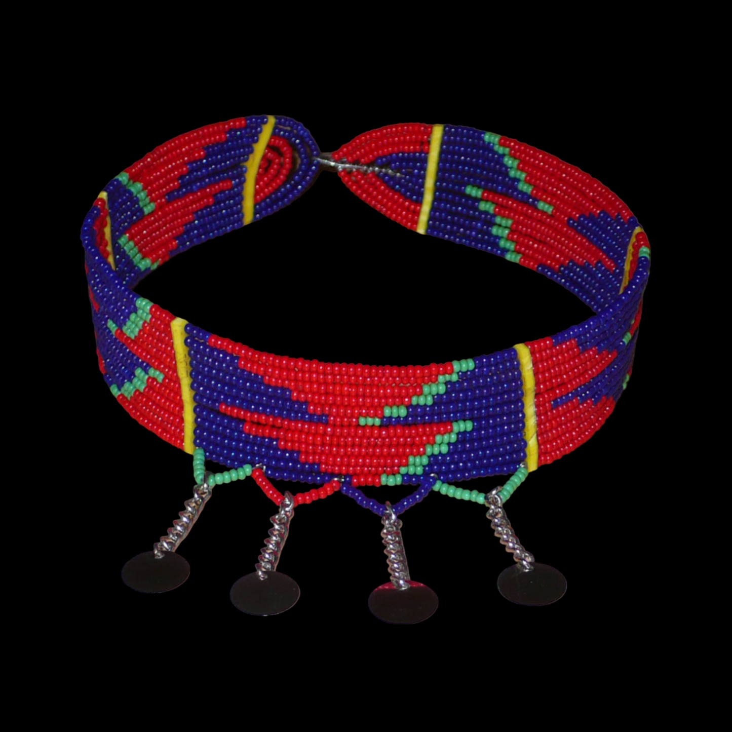 Collier ras de cou africain Massai composé de douze rangées de perles de rocaille rouges, bleu marine et vertes ; il se prolonge de chaînettes décorées de petits disques métalliques.