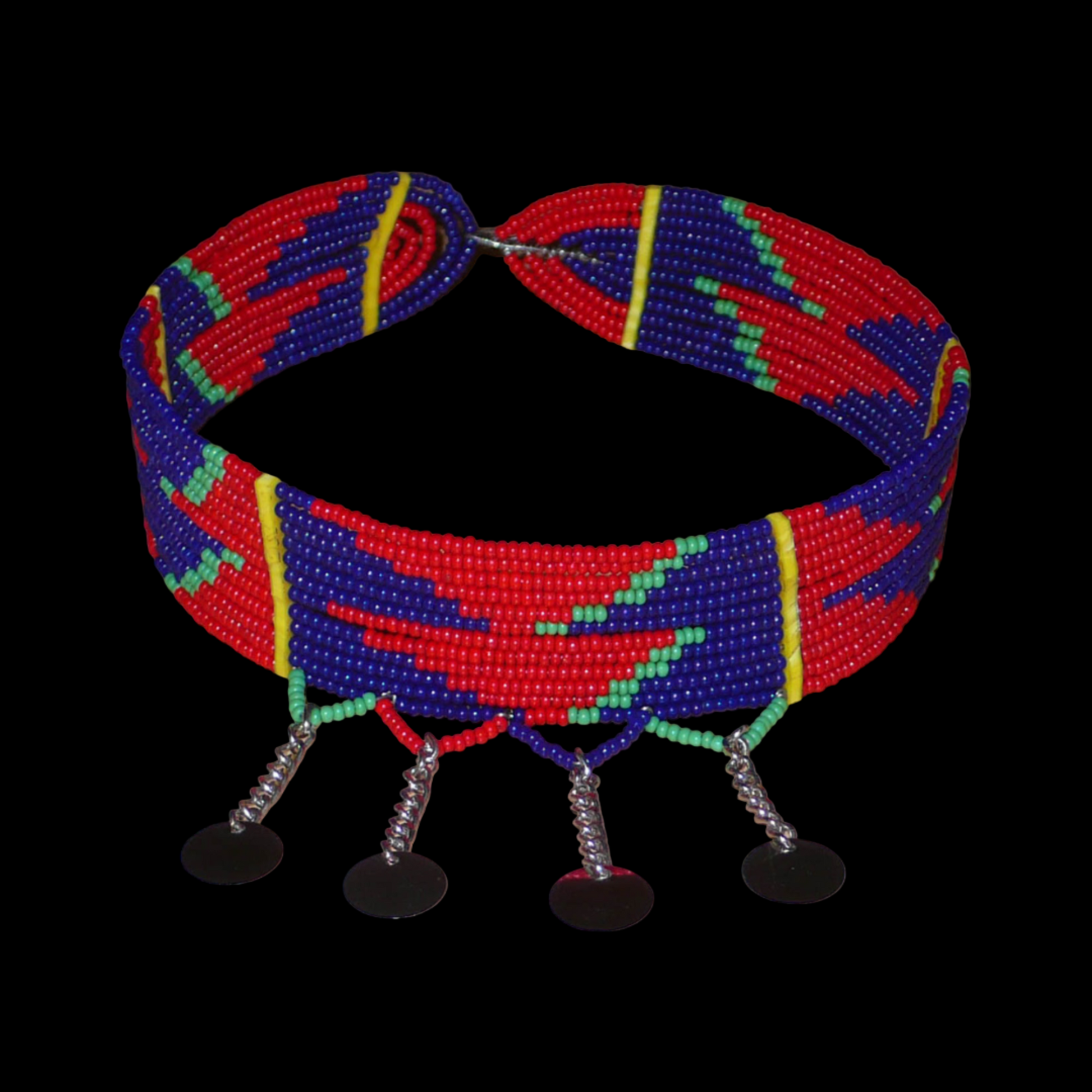Collier ras de cou africain Massai composé de douze rangées de perles de rocaille rouges, bleu marine et vertes ; il se prolonge de chaînettes décorées de petits disques métalliques.