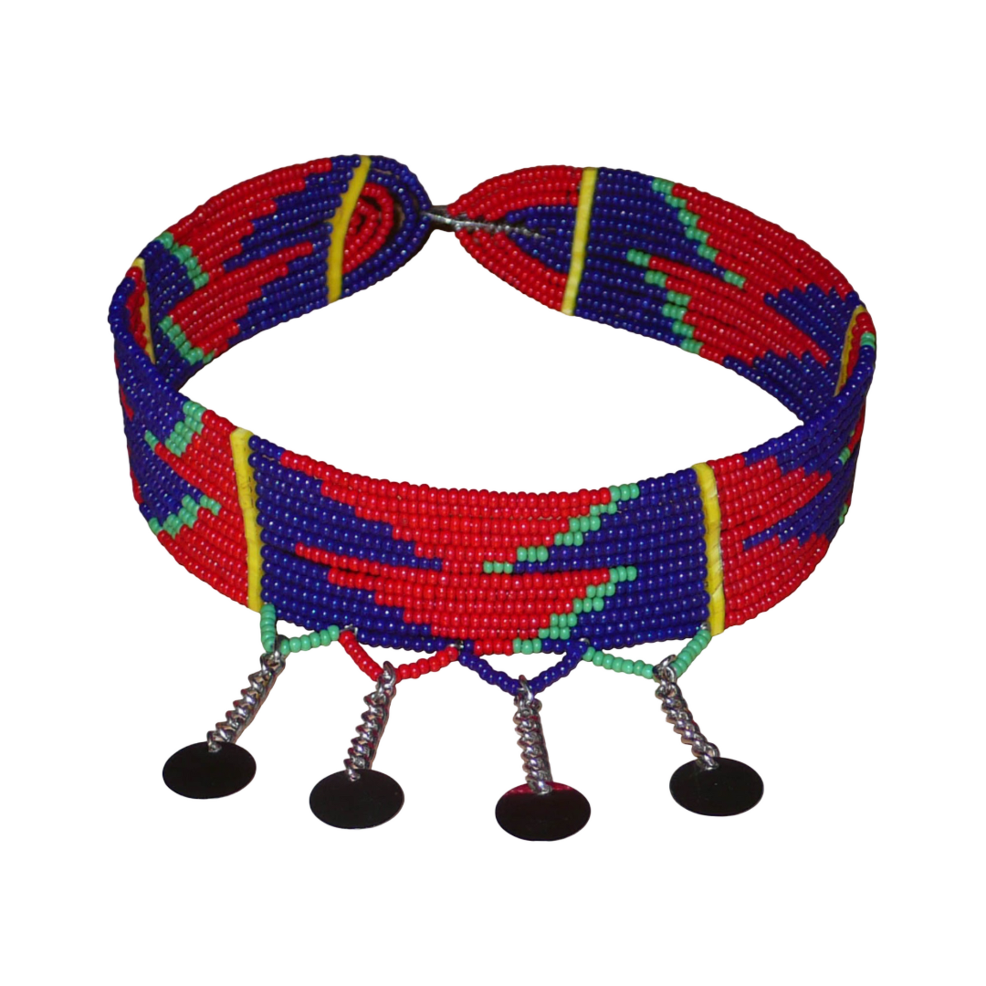 Collier ras de cou africain Massai composé de douze rangées de perles de rocaille rouges, bleu marine et vertes ; il se prolonge de chaînettes décorées de petits disques métalliques.