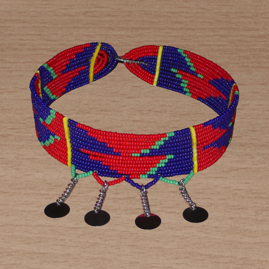 Collier ras de cou africain Massai composé de douze rangées de perles de rocaille rouges, bleu marine et vertes ; il se prolonge de chaînettes décorées de petits disques métalliques.