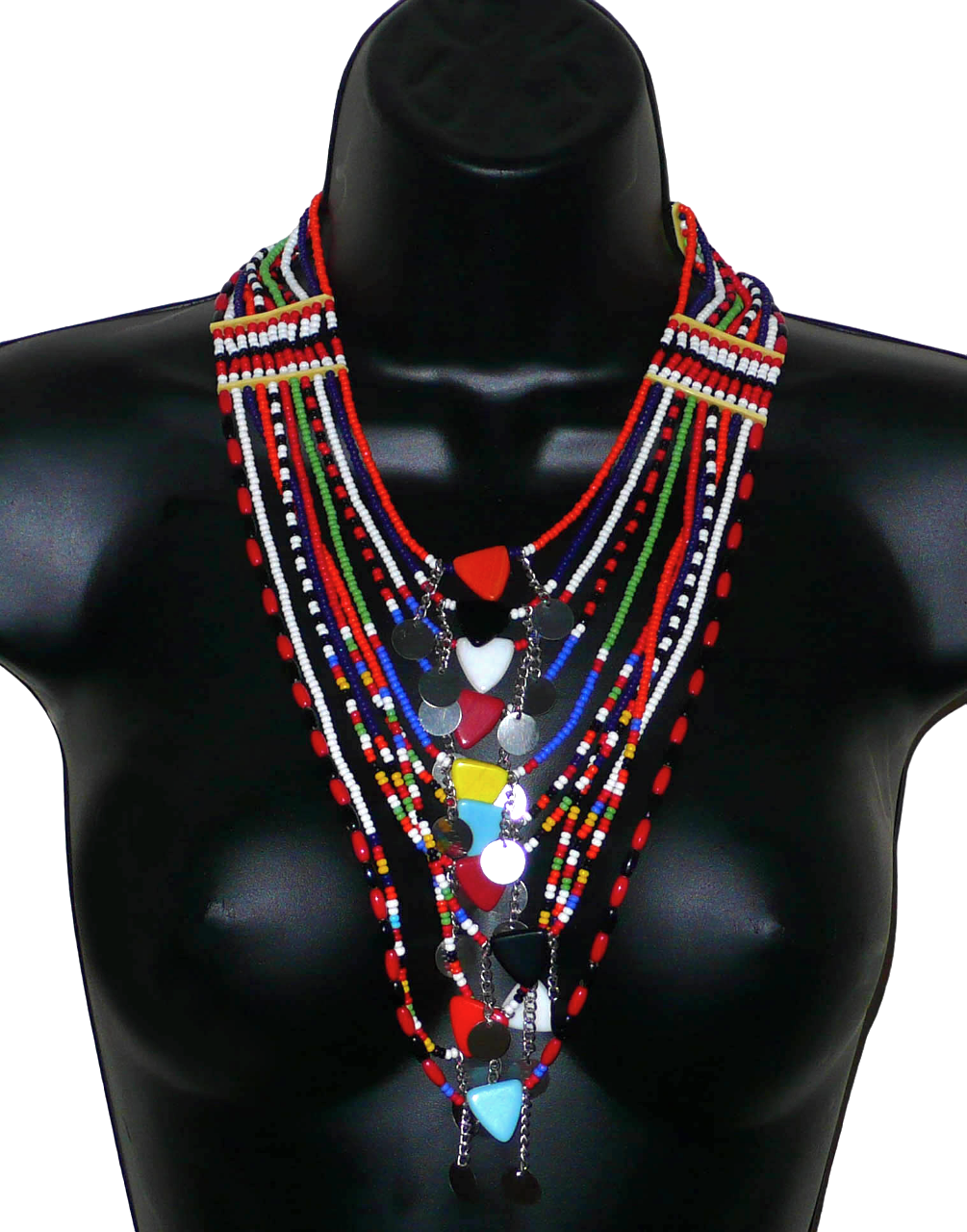 Collier africain traditionnel Massai composé de plusieurs rangées de perles multicolores ; des perles triangulaires et des pastilles en métal décorent le collier en son centre.