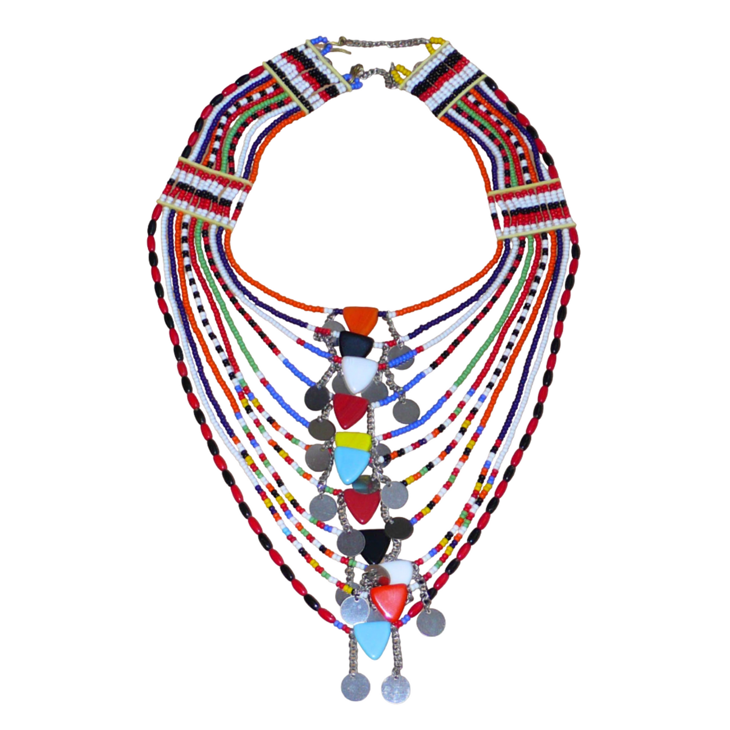 Collier africain traditionnel Massai composé de plusieurs rangées de perles multicolores ; des perles triangulaires et des pastilles en métal décorent le collier en son centre.