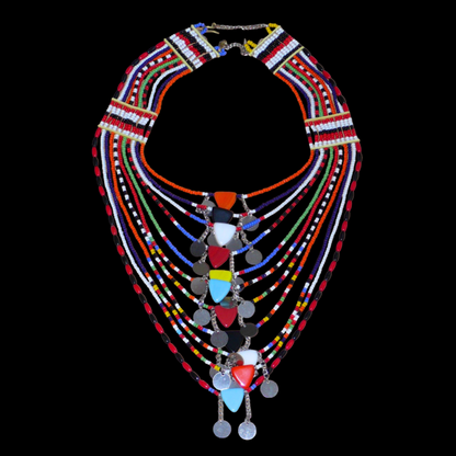 Collier africain traditionnel Massai composé de plusieurs rangées de perles multicolores ; des perles triangulaires et des pastilles en métal décorent le collier en son centre.