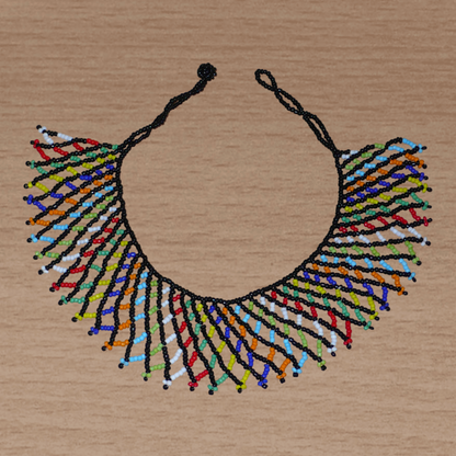 Collier africain zoulou traditionnel composé d'une dentelle de perles de rocaille noires et multicolores entrelacées.