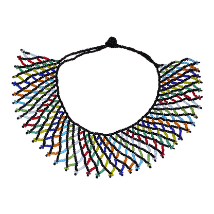 Collier africain zoulou traditionnel composé d'une dentelle de perles de rocaille noires et multicolores entrelacées.