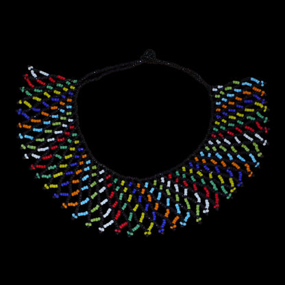 Collier africain zoulou traditionnel composé d'une dentelle de perles de rocaille noires et multicolores entrelacées.