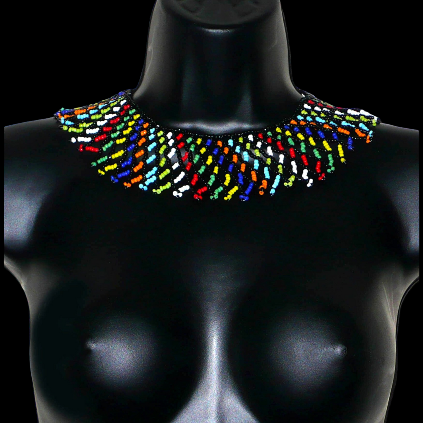 Collier africain zoulou traditionnel composé d'une dentelle de perles de rocaille noires et multicolores entrelacées.