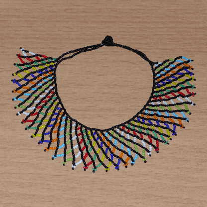 Collier africain zoulou traditionnel composé d'une dentelle de perles de rocaille noires et multicolores entrelacées.
