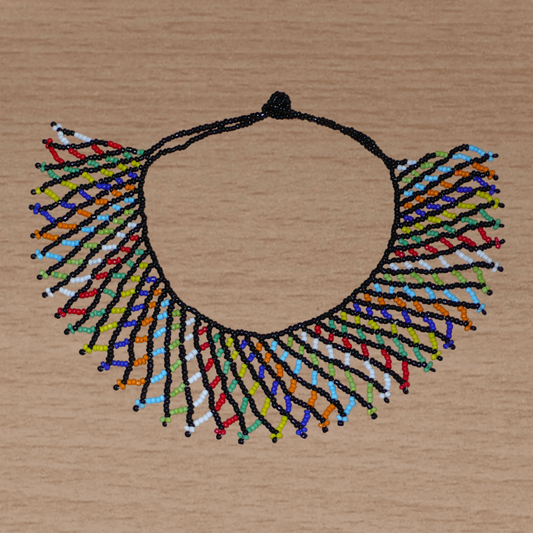 Collier africain zoulou traditionnel composé d'une dentelle de perles de rocaille noires et multicolores entrelacées.