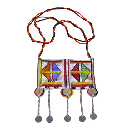 Long collier africain Massai traditionnel de style sautoir orné d'un large pendentif à motifs tribaux fait de perles brodées et de boutons nacrés ; il se prolonge de chaînettes décorées de pastilles métalliques.