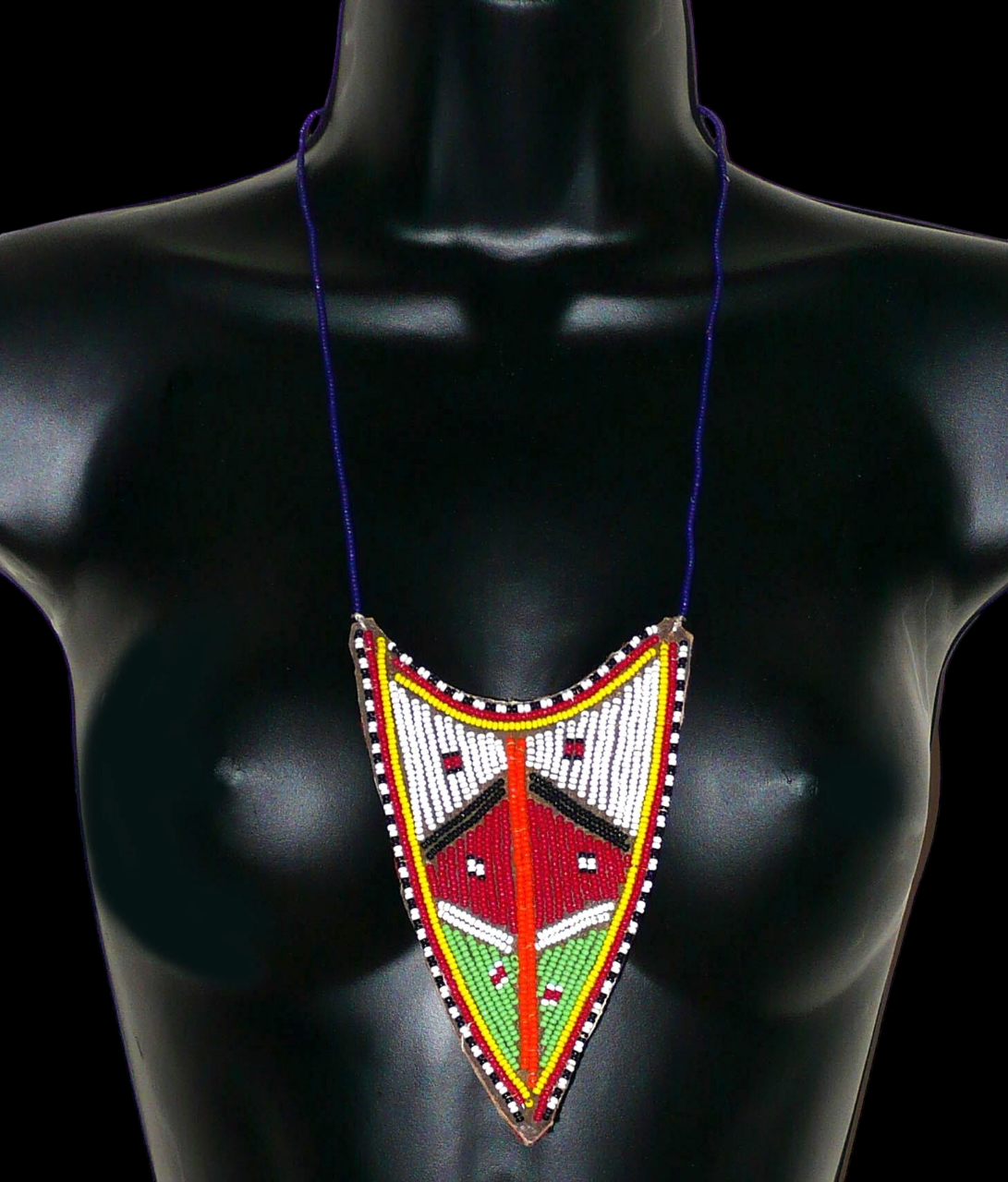Collier africain tribal de tradition Massai orné d'un long et large pendentif composé d'une broderie de perles de rocaille principalement rouges, vertes et blanches brodées sur un morceau de cuir brut.