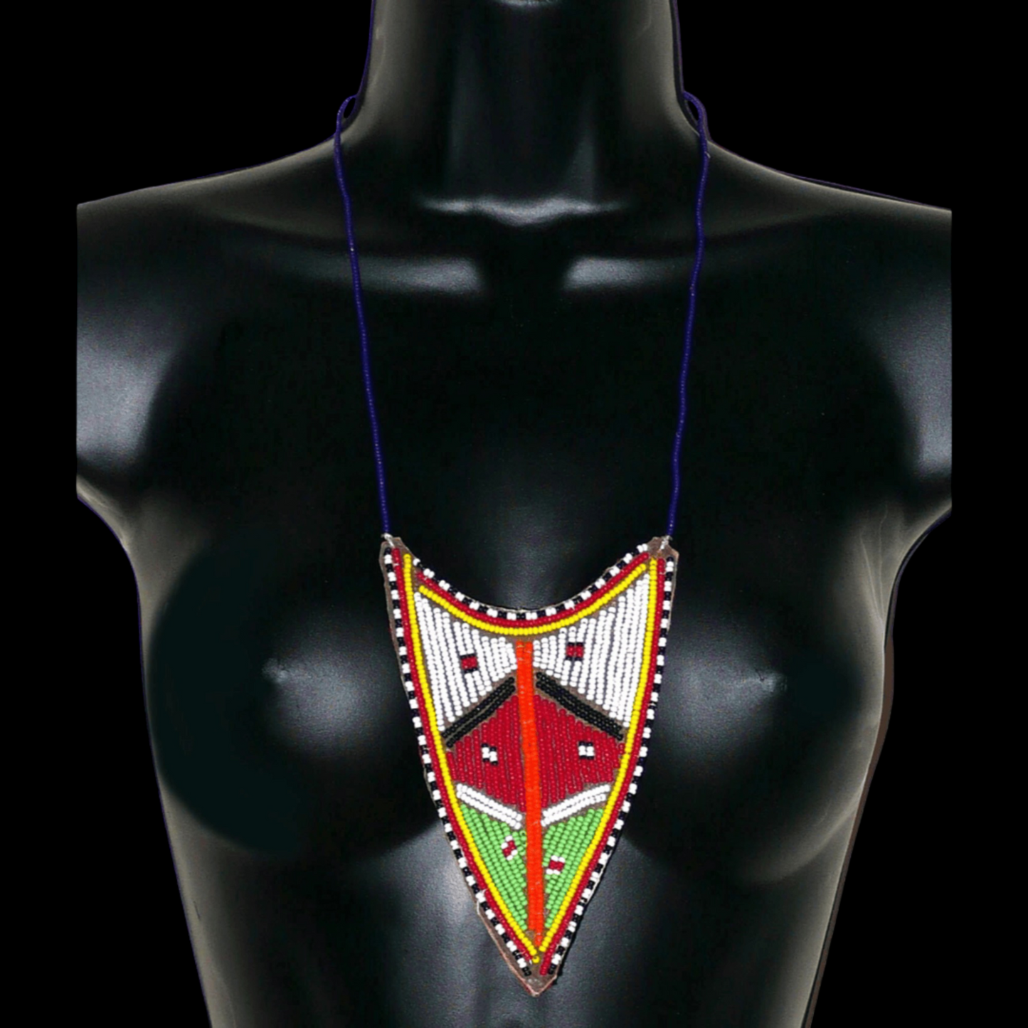 Collier africain tribal de tradition Massai orné d'un long et large pendentif composé d'une broderie de perles de rocaille principalement rouges, vertes et blanches brodées sur un morceau de cuir brut.
